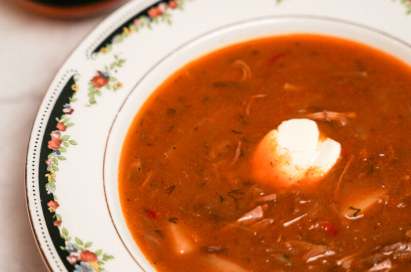 Borsch - traditionelle Rote-Beete-Kohl-Suppe