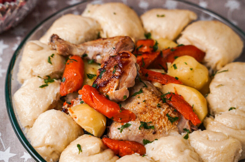 Dampfnudeln mit Fleisch und Kartoffeln